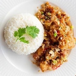 ข้าวราดหมูสามชั้นทอดกรอบคั่วพริกเกลือ