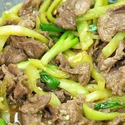 ข้าวราดผัดพริกอ่อนเนื้อ