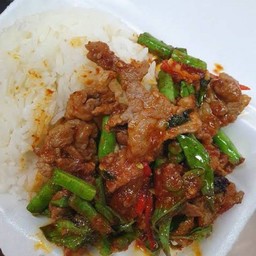 ข้าวผัดพริกแกงเนื้อ