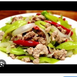 หมูสับผัดพริกหยวกราดข้าว