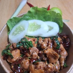 กระเพาพริกแห้ง-ร้านคุณยาย