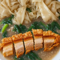 เส้นใหญ่ราดหน้าหมูการอบ