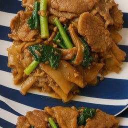 เส้นใหญ่ผัดซีอิ๋ว