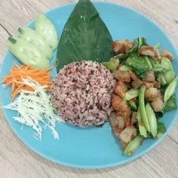 คะน้าหมูกรอบราดข้าวเจ