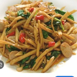 กระเพราลูกชิ้นหร่อไม้ดอง