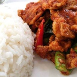 ข้าวผัดเผ็ดหมูชิ้น