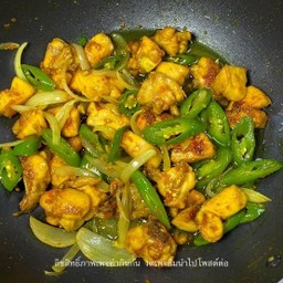 ข้าวราดไก่ผัดขมิ้น