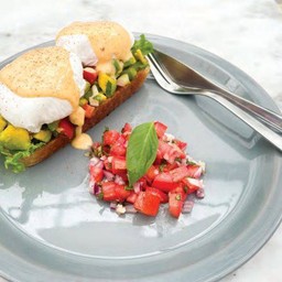 Egg Benedict & Avocado T