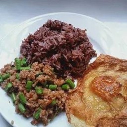 ข้าวผัดกะเพราหมูสับไข่ดาวเจ