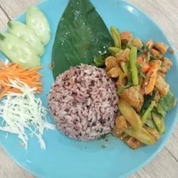 ผัดเครื่องแกงหมูราดข้าวเจ