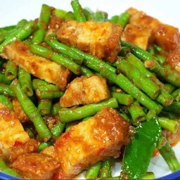 หมูกรอบผัดพริกแกงถั่ว-ราดข้าว