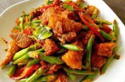 ผัดพริกแกงหมูกรอบ