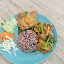 ข้าวผัดเครื่องแกงหมูไข่ดาวเจ