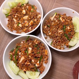 ข้าวหมูสับผัดพริกเผาไข่เค็ม
