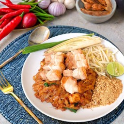 ผัดไทย หมูกรอบ