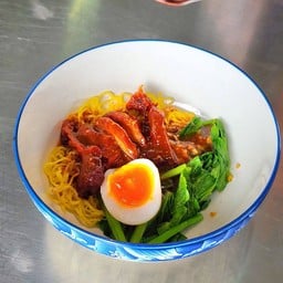 โกลิ้ม หมูกรอบ หมูแดง ต้มเลือดหมู