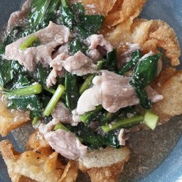 เส้นใหญ่ชุบไข่ทอดราดหน้าหมู