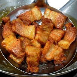 หมูสามชั้นทอดน้ำปลา(กับข้าว)