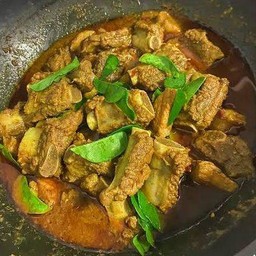 แกงคั่วกระดูกอ่อนซี่โครงหมูใส่กะทิ