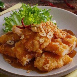 Fried sea bass with garlic.ปลากระพงทอดกระเทียม