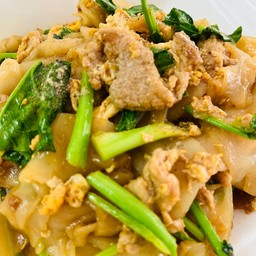 [อร่อยซ่ากับโค้ก] ผัดซีอิ๊วทะเลเส้นใหญ่ +  โค้ก ออริจินัล (ขวด)