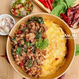 กระเพราหมูชิ้น ไข่ข้น