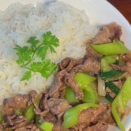 ข้าว+เนื้อผัดพริกอ่อน (แยกข้าว แยกกับให้