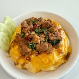 ข้าวไข่ข้นกะเพราไก่ชิ้น