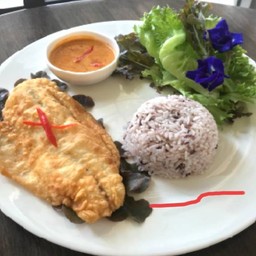 ข้าวฉู่ฉี่ปลากะพงทอด