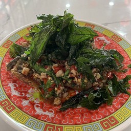 ไข่เยี่ยวม้ากระเพรากรอบ