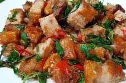 กระเพราหมูกรอบ