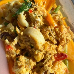 ผัดผงกะหรี่ทะเลราดข้าว