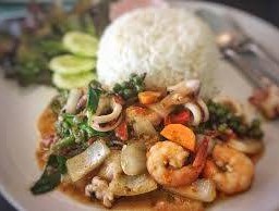 ผัดเผ็ดทะเลราดข้าว