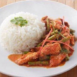 ข้าวผัดพริกแกงถั่ว หมูชิ้น