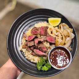 ข่้าวผัดมันเนื้อท็อปด้วยเนื้อเต๋าย่าง