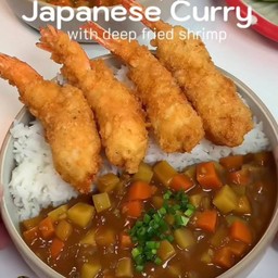 แกงกระหรี่กุ้งทอดราดข้าว