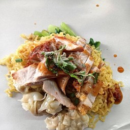 บะหมี่เกี๊ยวหมูแดง+หมูกรอบพิเศษ