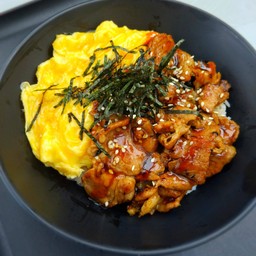 (หมูย่างกระทะหอมๆ ) ข้าวหน้าหมูสไลด์ไข่ข้น อิเซไก