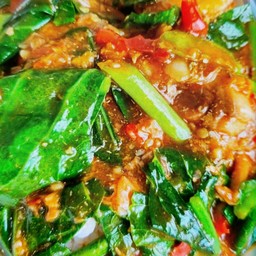 ผัดคะน้าปลากระป๋องราดข้าว