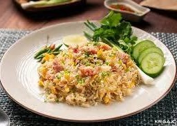 ข้าวผัดแหนมจานใหญ่