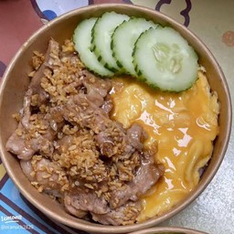 ข้าวหมูกระเทียมไข่ข้น