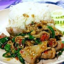 กระเพราไส้อ่อนราดข้าว