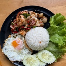 ข้าวกระเพราทะเลไข่ดาว  Sea basil rice with fried egg