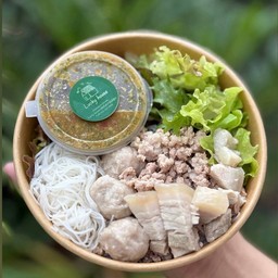 เส้นหมี่ยำหมูสับทรงเครื่อง