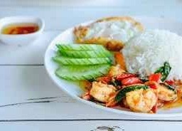 กระเพรากุ้งราดข้าว