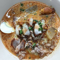 บะหมี่เกี๊ยวหมูแดง+หมูกรอบต้มยำน้ำข้นพิเศษ