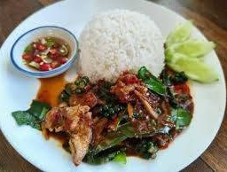 ผัดเผ็ดเนื้อราดข้าว