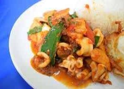 ผัดพริกแกงปลาหมึกราดข้าว