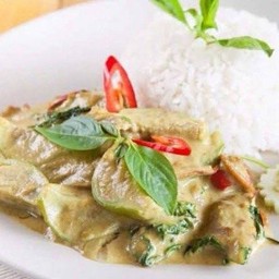 ข้าวหน้าแกงเขียวหวานผัดแห้ง