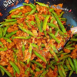 ข้าวผัดพริกแกงหมูสับ